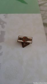 Collection of wines and liquors: MARCA PUJOLREXURAS BARCELONESA ANTIGUO PIN INSIGNIA DE SOLAPA MARTINI RARA